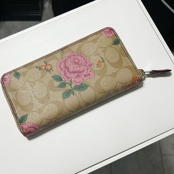 Coach flower ๐ธ ๐บ spacious wallet in excellent condition! - Picture 3 of 4